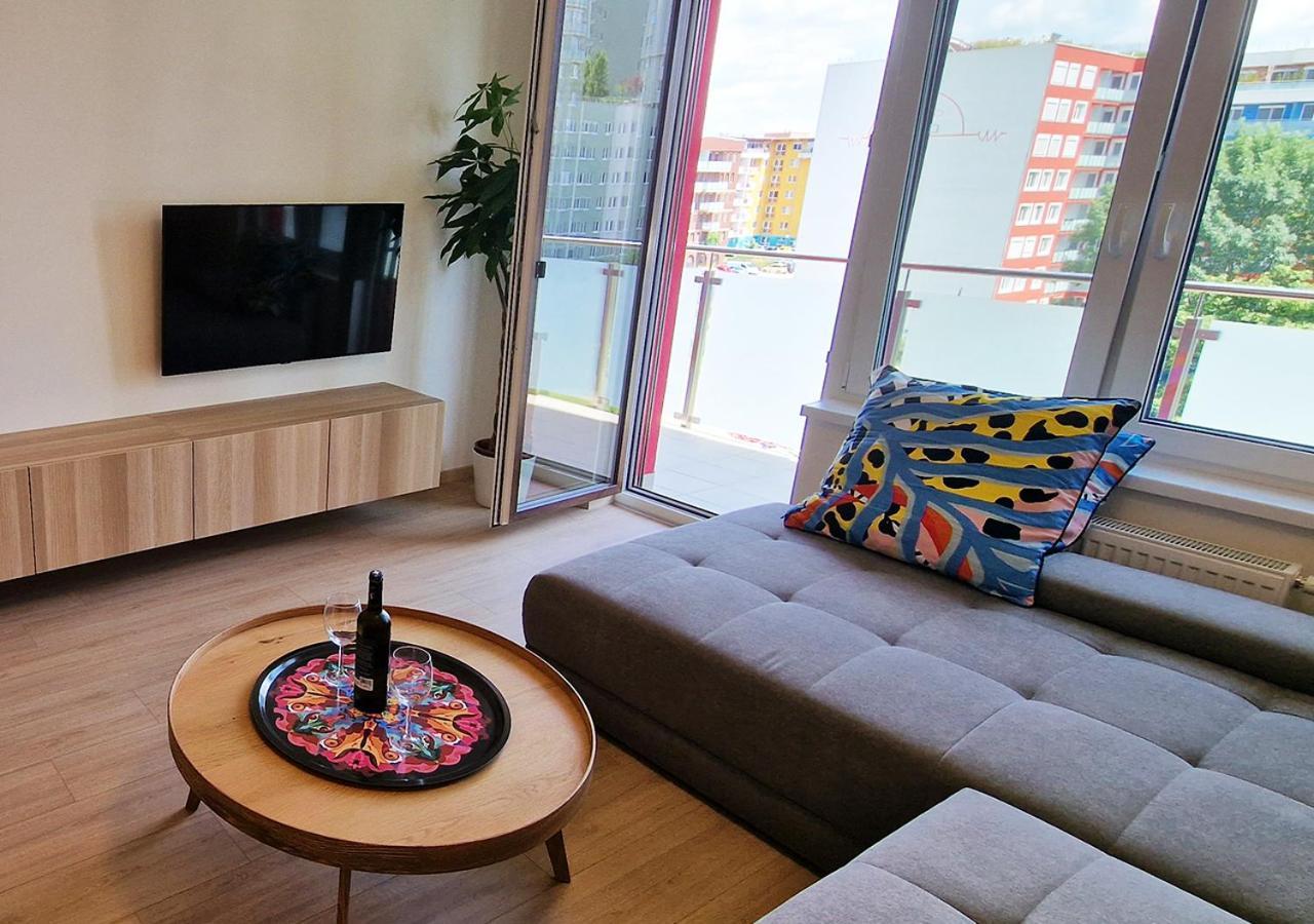 New Cozy 2 Room Pink Apartment Bratislava 059 Buitenkant foto