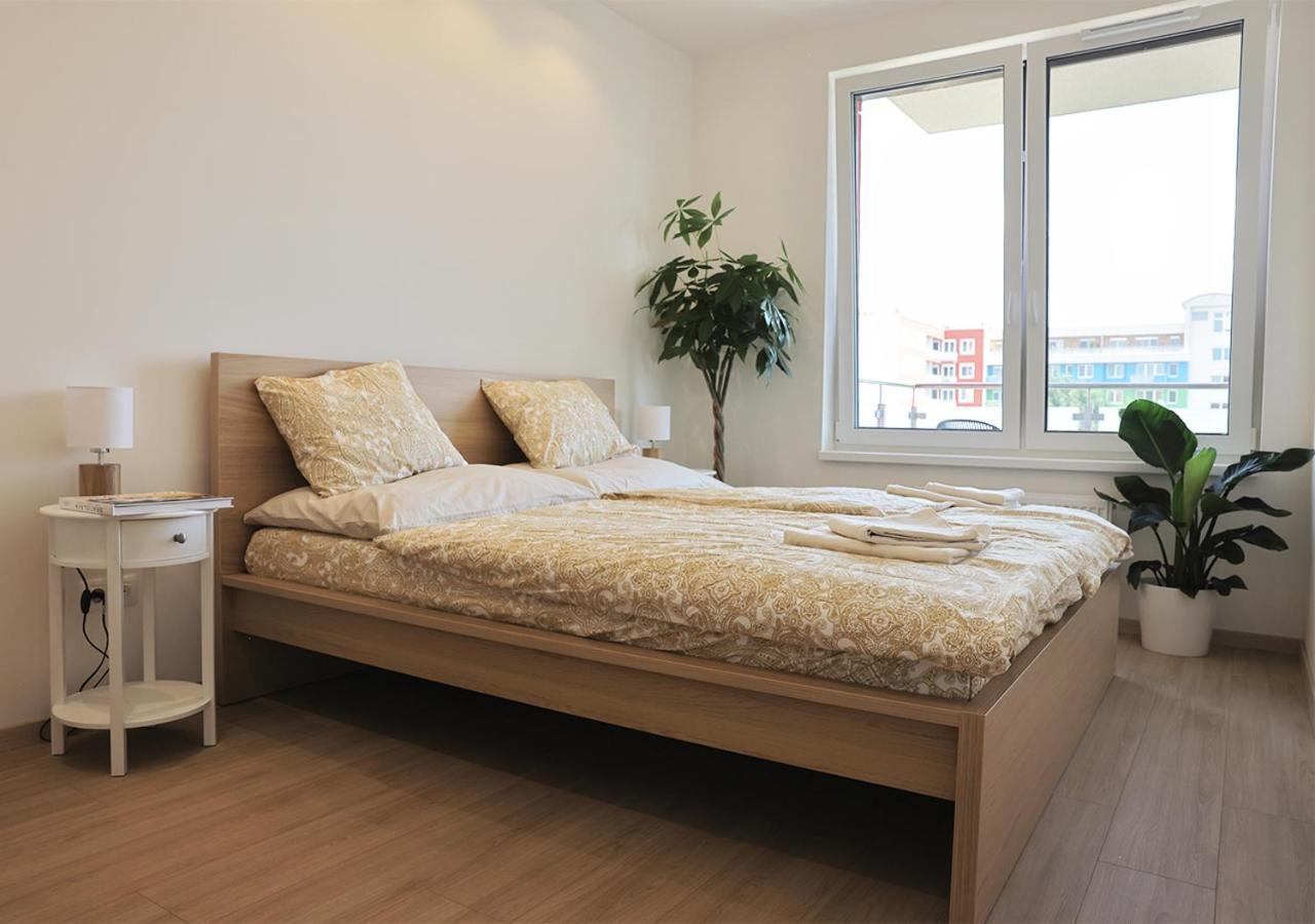 New Cozy 2 Room Pink Apartment Bratislava 059 Buitenkant foto