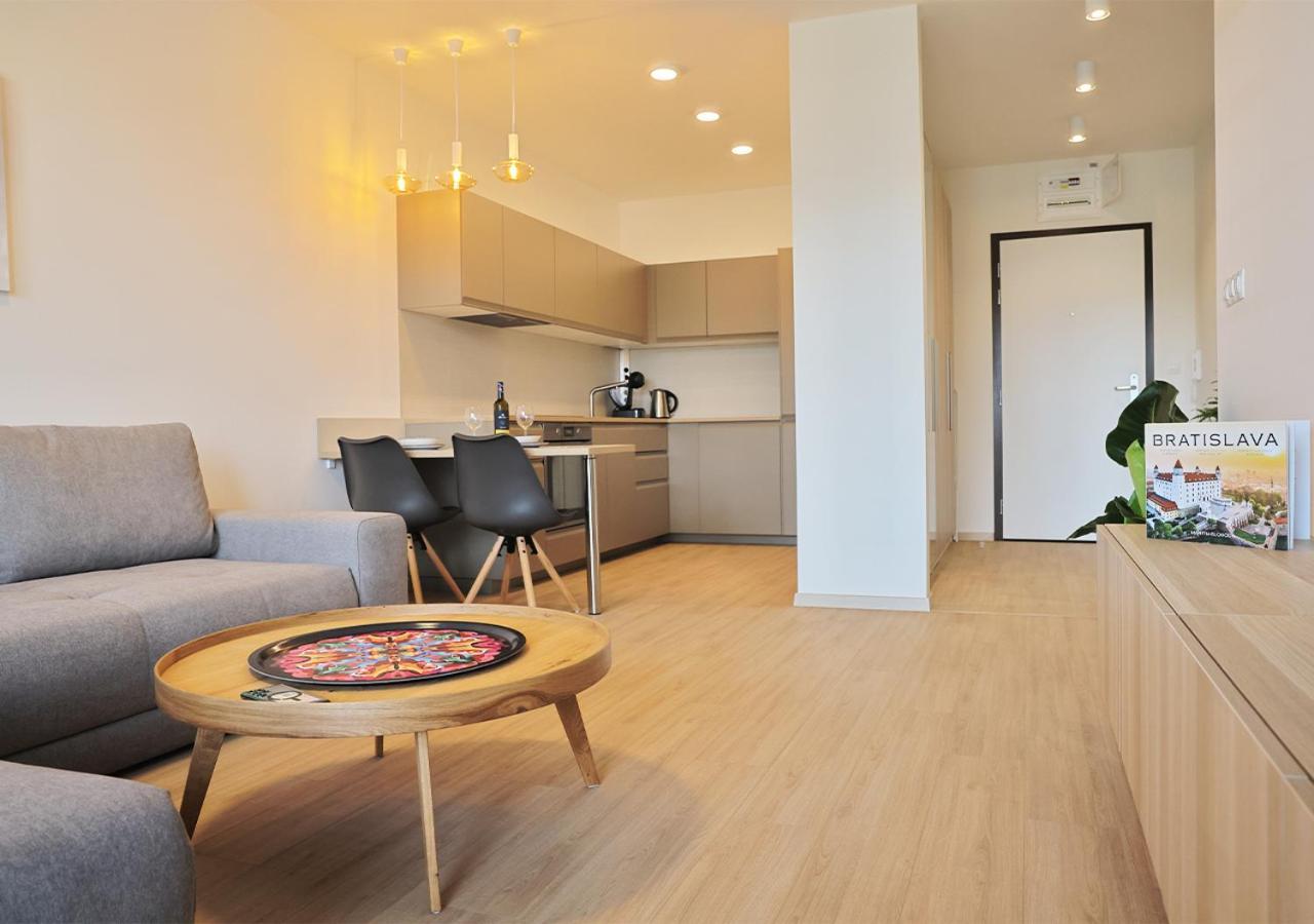 New Cozy 2 Room Pink Apartment Bratislava 059 Buitenkant foto